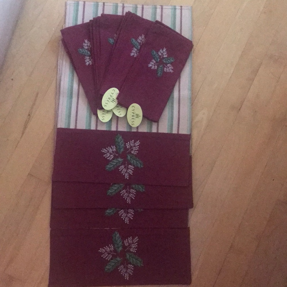 Holiday Placemats & Dinner Napkins 4 piece set